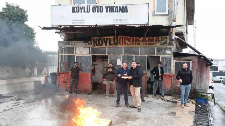 yangin-ihbarina-giden-itfaiyecileri-pastayla-karsiladilar